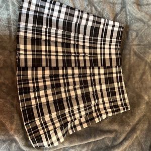 Plaid white and black NOBO skirt! Never worn. it is a loose skirt! good quality!